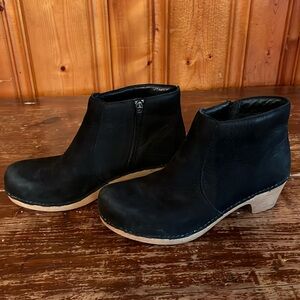 Dansko Mari Milled Nubuck Womens Suede Block Heel Ankle Boots Size 9